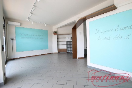Foto Negozio a Capannori Marlia di 160 m² con 2 locali in affitto