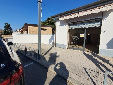 Foto Locale commerciale a San Giuliano Terme Colignola, Campo di 59 m²
