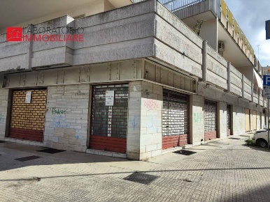 Foto Negozio a Lecce di 268 m² con 3 locali in affitto