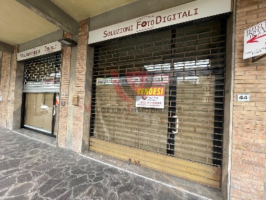 Foto Negozio a Colle di Val d'Elsa Colle Bassa, Via Gramsci di 60 m²