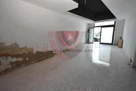 Foto Negozio a Poggibonsi Centro di 70 m² con 2 locali in vendita