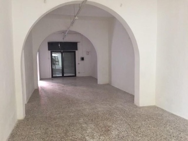 Foto Locale commerciale a Pontedera Oltrera di 200 m² con 3 locali