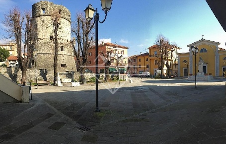 Foto Locale commerciale a Carrara Avenza di 300 m² con 4 locali in vendita