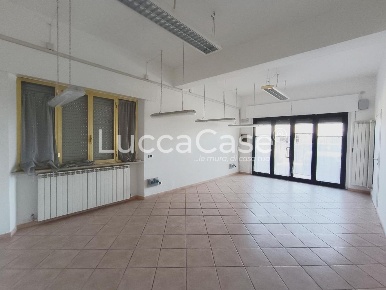 Foto Locale commerciale a Capannori Lammari - Lunata di 50 m² con 2 locali
