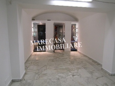 Foto Locale commerciale a Carrara Centro di 55 m² con 2 locali in affitto