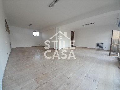 Foto Negozio a Castelfranco di Sotto Centro di 103 m² con 2 locali