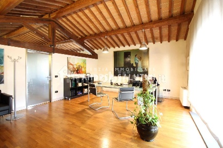 Foto Ufficio a Pontedera Centro di 250 m² con 8 locali in vendita