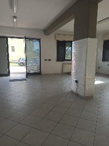 Foto Attività commerciale a Porcari Centro di 110 m² con 2 locali