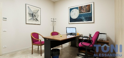 Foto Ufficio a Empoli San Rocco - Lungarno di 1000 m² con 15 locali