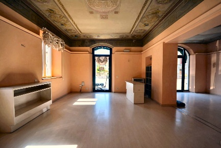 Foto Locale commerciale a Lucca Sant'Angelo di 80 m² con 4 locali