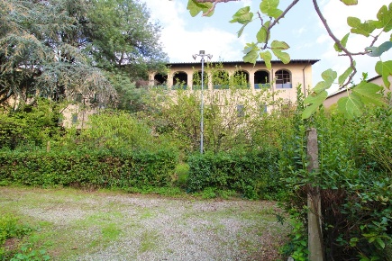 Foto Locale commerciale a Pistoia Centro Storico di 4000 m² con 6 locali