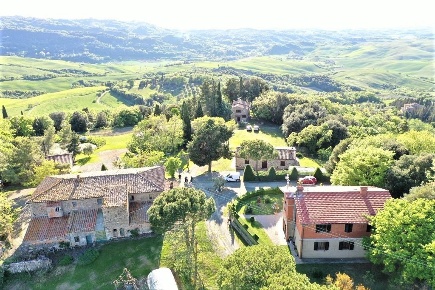 Foto Cessione attività a Volterra Centro di 1800 m² con 27 locali