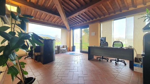 Foto Ufficio a Capannori Verciano - Guamo di 400 m² con 11 locali