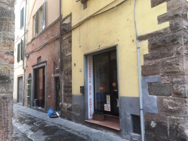 Foto Locale commerciale a Lucca Piazza Napoleone - San Michele di 39 m²