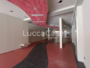 Foto Locale commerciale a Lucca San Vito di 360 m² con 3 locali in affitto