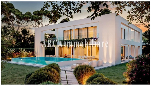 Foto Villa unifamiliare a Forte dei Marmi Centro di 310 m² con 8 locali