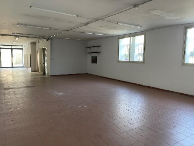 Foto Locale commerciale a Viareggio Terminetto - Migliarina di 200 m²