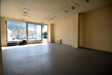 Foto Locale commerciale a Lucca Santissima Annunziata di 100 m² in vendita