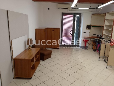 Foto Locale commerciale a Lucca Santissima Annunziata di 40 m² con 1 locali