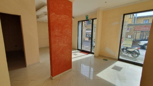 Foto Locale commerciale a Scandicci Centro di 55 m² con 2 locali in vendita