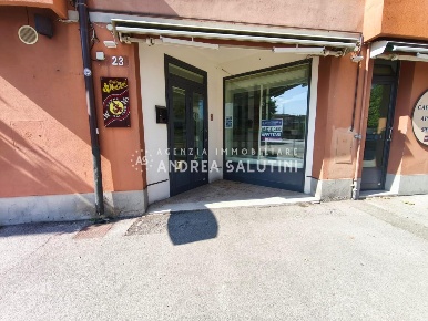 Foto Locale commerciale a Pontedera Oltrera di 130 m² con 5 locali
