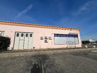 Foto Locale commerciale a Calcinaia Case Sardina di 200 m² con 2 locali