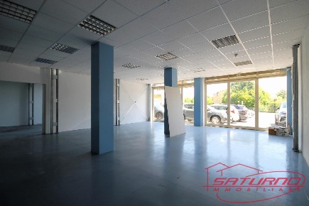 Foto Locale commerciale a Lucca Ponte a Moriano di 350 m² con 4 locali