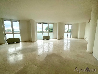 Foto Ufficio a Massa Zona Industriale di 200 m² con 3 locali in vendita