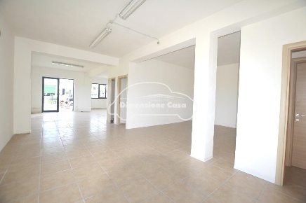 Foto Negozio a Porcari Centro di 96 m² con 1 locali in vendita