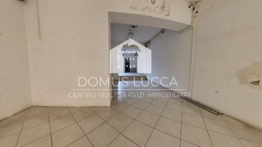 Foto Negozio a Lucca Piazza Napoleone - San Michele di 117 m² con 2 locali