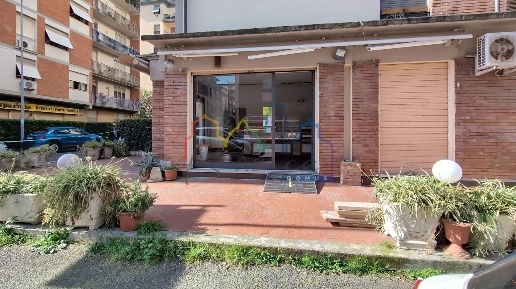 Foto Locale commerciale a Pisa Pratale di 47 m² con 1 locali in affitto
