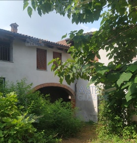 Foto Appartamento a Monteu da Po Centro di 137 m² con 7 locali in vendita