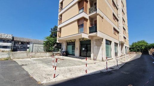Foto Locale commerciale a Pontedera Centro di 130 m² con 1 locali