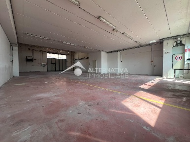 Foto Magazzino a Cascina Semicentro di 320 m² con 1 locali in affitto