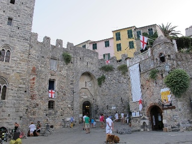 Foto Locale commerciale a Portovenere Centro di 590 m² con 11 locali
