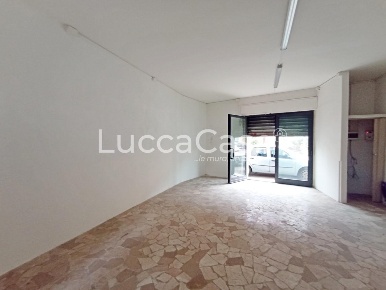 Foto Negozio a Lucca Sant'Anna di 40 m² con 1 locali in affitto