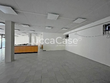 Foto Negozio a Lucca Sant'Anna di 237 m² con 3 locali in affitto