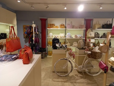 Foto Attività commerciale a Poggibonsi Centro di 110 m² con 2 locali
