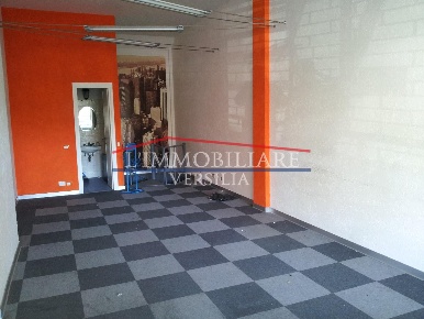 Foto Locale commerciale a Massa Centro di 70 m² con 2 locali in affitto