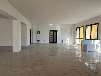Foto Ufficio a Quarrata Centro di 200 m² con 5 locali in vendita