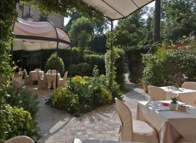 Foto Ristorante a Forte dei Marmi Centro di 350 m² con 10 locali in affitto