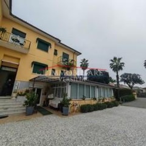 Foto Hotel a Massa Marina di Massa Centro di 680 m² con 20 locali