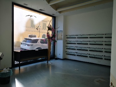 Foto Locale commerciale a Pontedera Oltrera di 138 m² con 4 locali