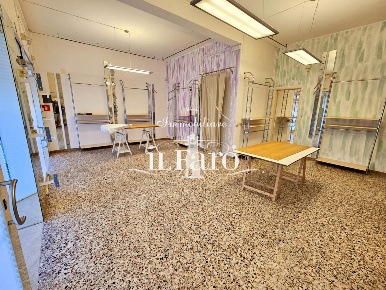 Foto Negozio a Camaiore Lido di Camaiore di 65 m² con 4 locali in vendita