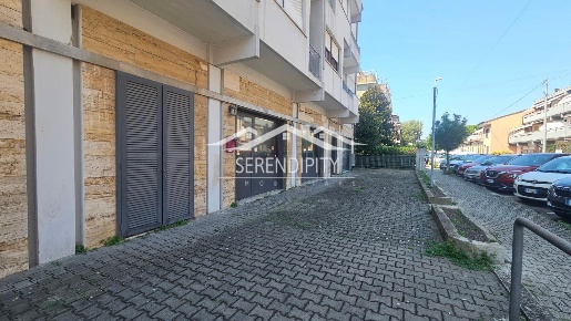 Foto Locale commerciale a Carrara Marina di Carrara di 83 m² con 5 locali