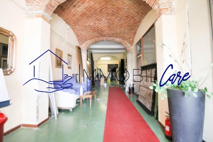 Foto Locale commerciale a Livorno Pontino - Bastia di 500 m² con 6 locali