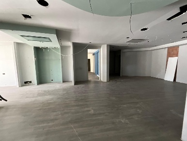 Foto Locale commerciale a Poggibonsi Centro di 240 m² con 6 locali
