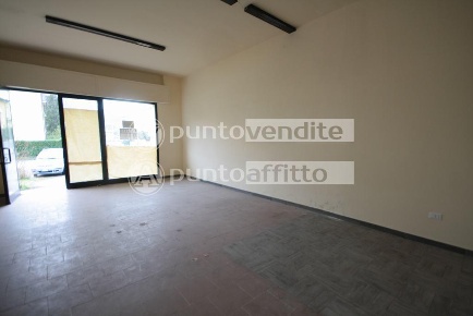 Foto Negozio a Lucca Ponte a Moriano di 90 m² con 1 locali in affitto