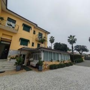 Foto Hotel a Massa Marina di Massa Centro di 680 m² con 20 locali