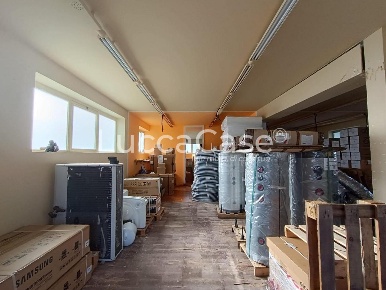 Foto Locale commerciale a Capannori Verciano - Guamo di 106 m² con 1 locali